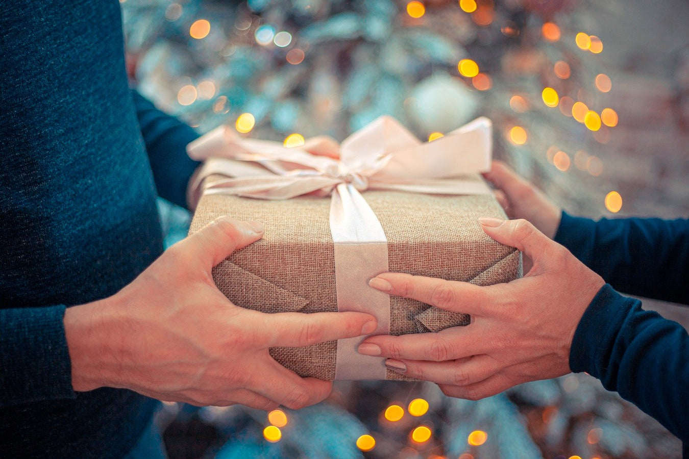 Regala belleza con packs cosméticos para navidad de farmacia