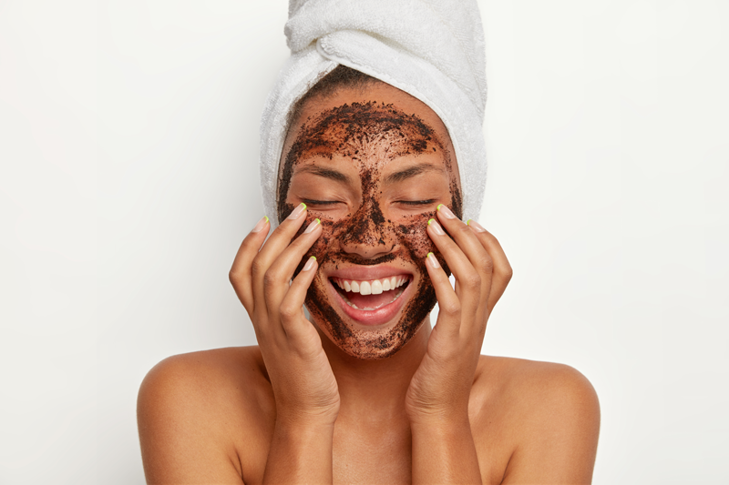 Qué es la exfoliación y qué beneficios tiene para tu piel.